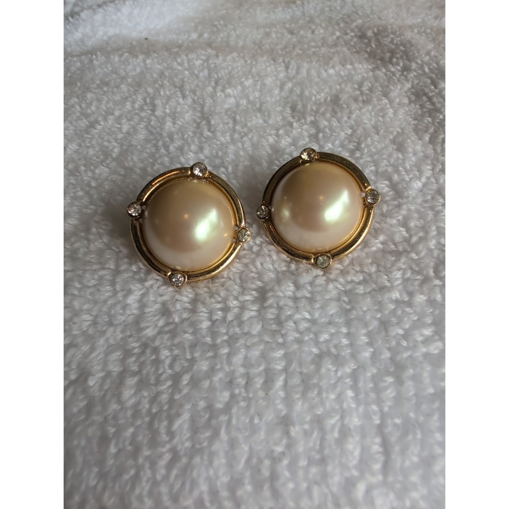 VINTAGE RICHELIEU SIGNED GOLG TONE FAUX PEARLS STUD EARRINGS